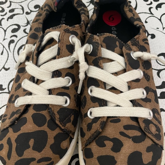 Ladies slip on shoes. Size 5. - Picture 5 of 6